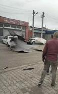 Kars'ta kuvvetli rüzgar, 2 iş yerinin çatısını uçurdu