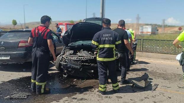 Otomobiller kafa kafaya çarpıştı: 1'i ağır 4 yaralı
