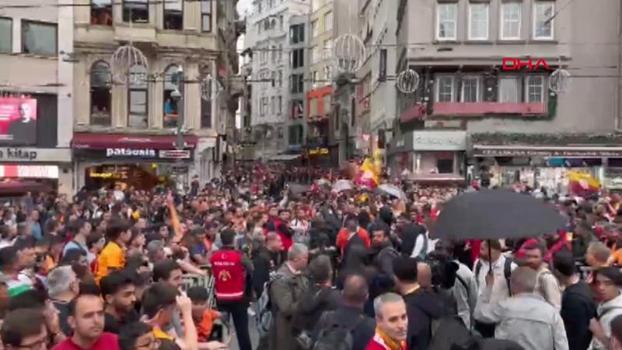 Galatasaray taraftarı şampiyon takımlarını yakından görmek için Beyoğlu'nda