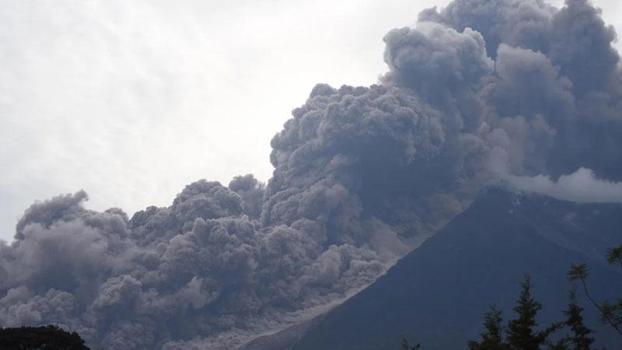 Guatemala’daki Fuego Yanardağı patladı