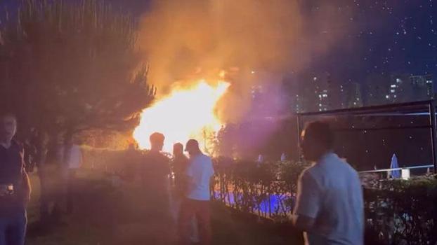 Avcılar'da düğün sırasında atılan havai fişekler parkta yangın çıkardı