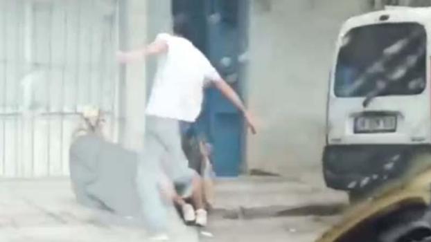 Sultangazi'de sokak ortasında annesini darbetti; çevredekiler izlemekle yetindi