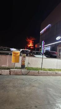 İzmir'de akaryakıt istasyonunun yanındaki pimapen deposunda yangın