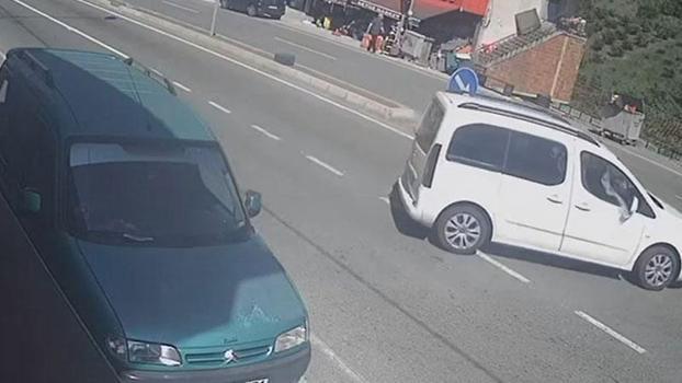 Otomobille çarpışan hafif ticari aracın dereye yuvarlandığı kaza kamerada: 3 yaralı
