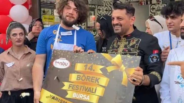 5 dakikada 11 metrelik böreği yedi, 10 gram altın kazandı