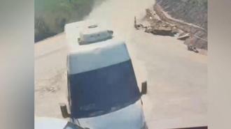 Otomobile çarpan minibüsün takla attığı kaza kamerada: 2'si ağır, 3 yaralı