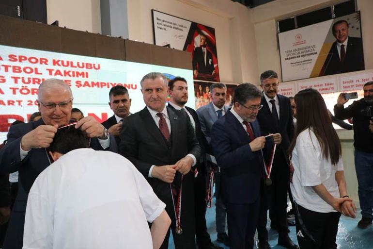 Bakanlar, Süper Lige yükselen Yüksekova Spor Kadın Futbol Takımı’nın kupa törenine katıldı