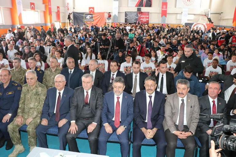 Bakanlar, Süper Lige yükselen Yüksekova Spor Kadın Futbol Takımı’nın kupa törenine katıldı