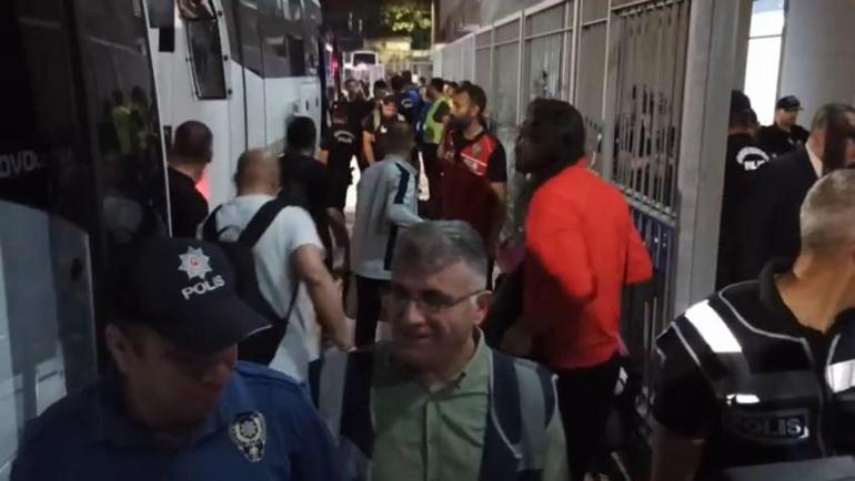 Elazığ’da hakem ve futbolcular zırhlı araçlarla stattan ayrıldı